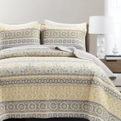 Nesco Damask & Medallion Quilt Set