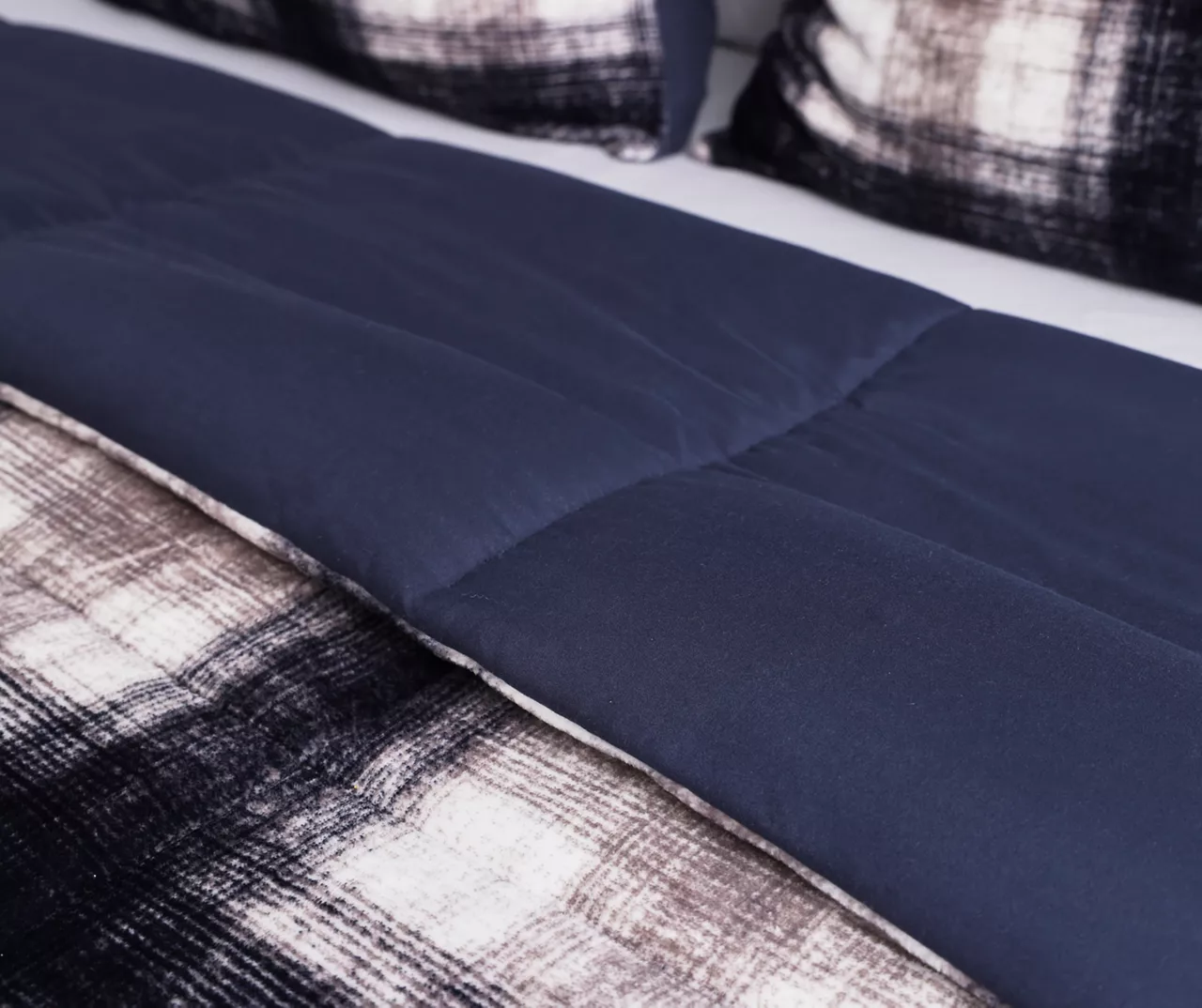 Serta Perfect Sleeper Navy & Tan Plaid Plush Velvet Comforter Set - Image 2