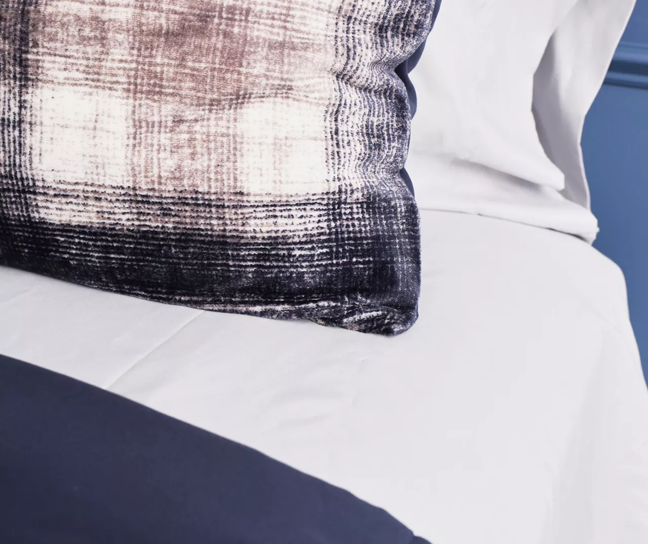 Serta Perfect Sleeper Navy & Tan Plaid Plush Velvet Comforter Set - Image 3