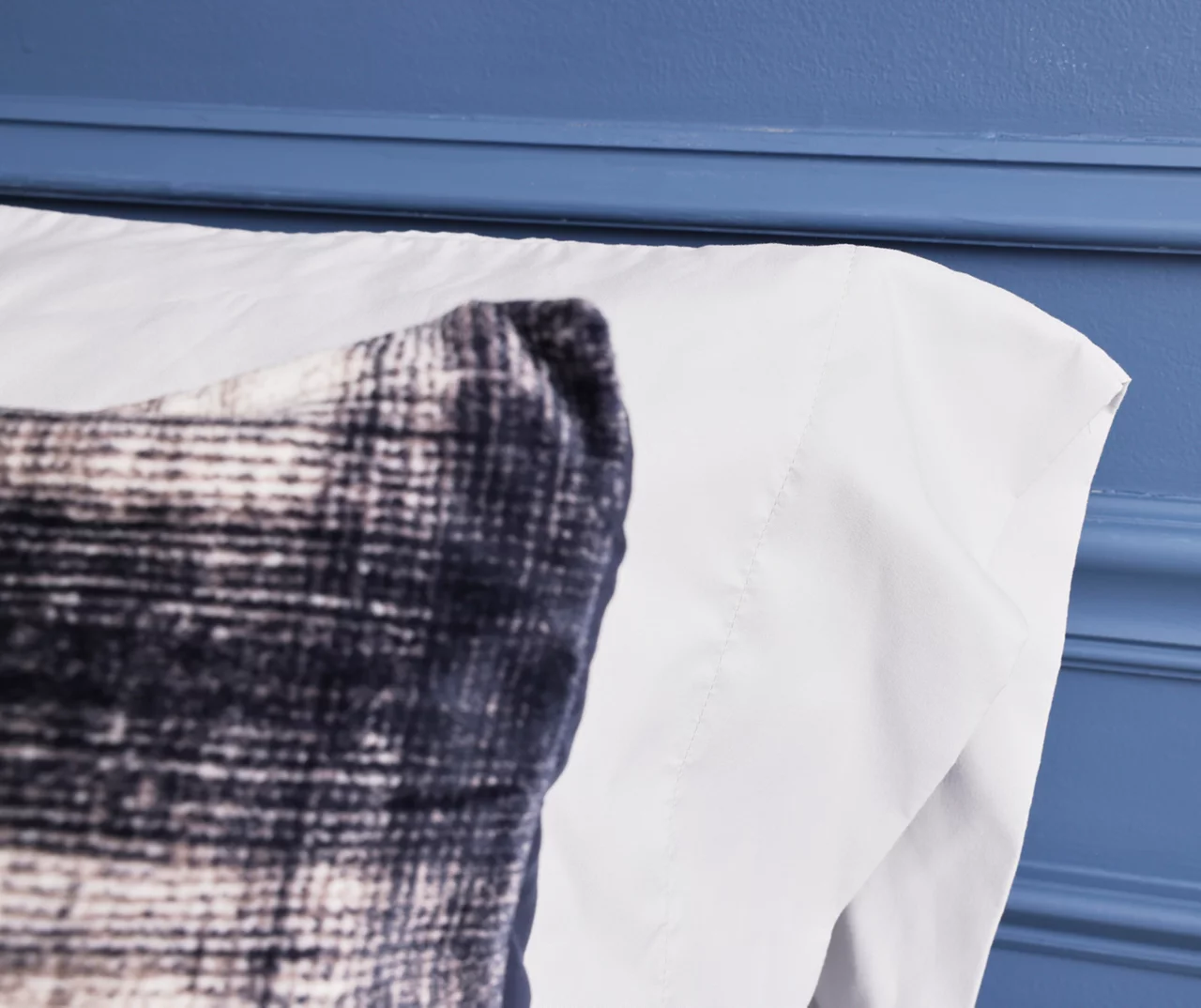 Serta Perfect Sleeper Navy & Tan Plaid Plush Velvet Comforter Set - Image 4