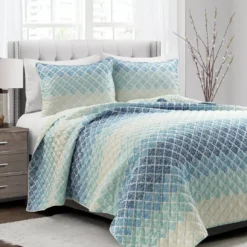 Blue & Navy Medallion Ombre Full/Queen 3-Piece Quilt Set