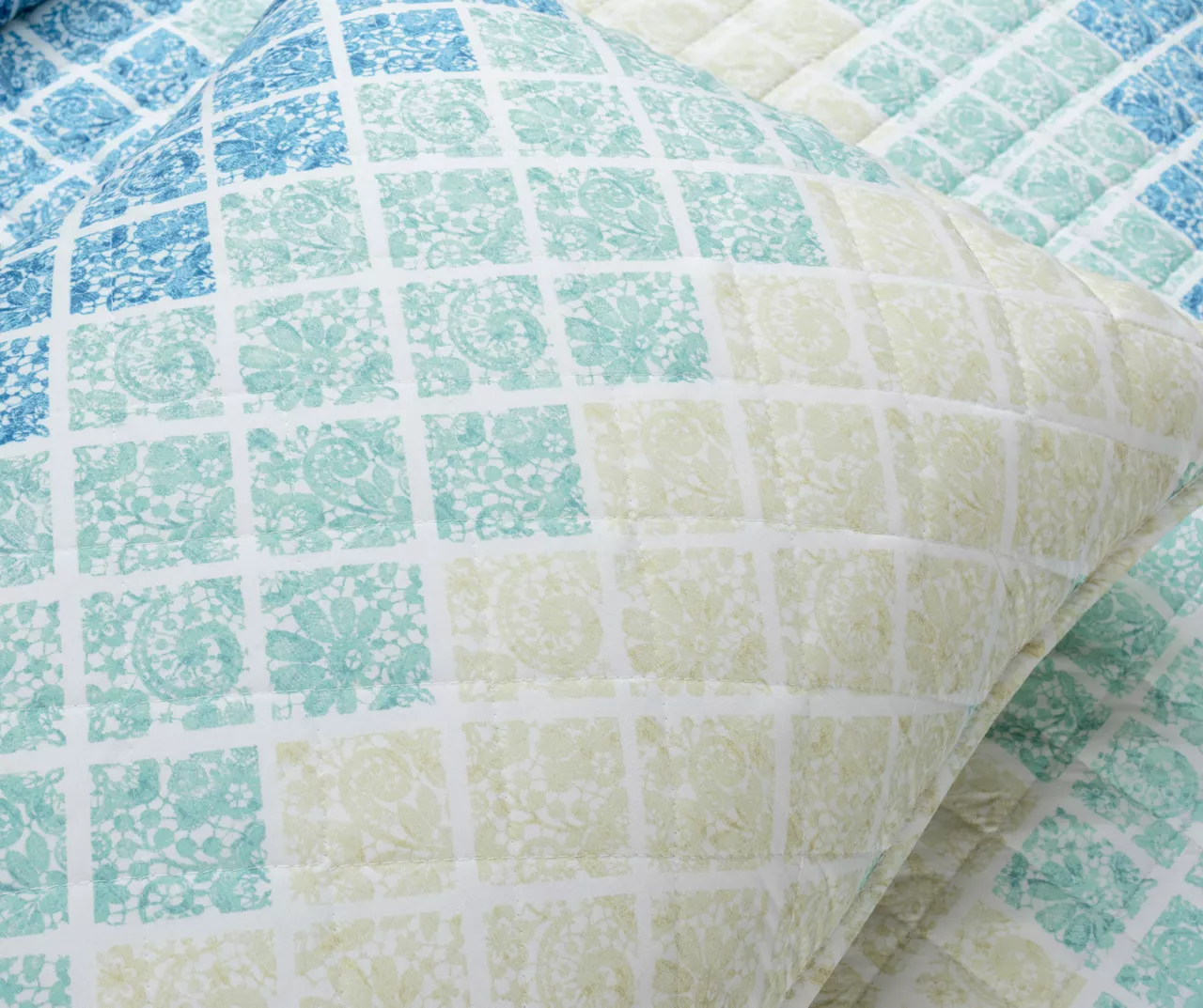 Blue & Navy Medallion Ombre Full/Queen 3-Piece Quilt Set - Image 5