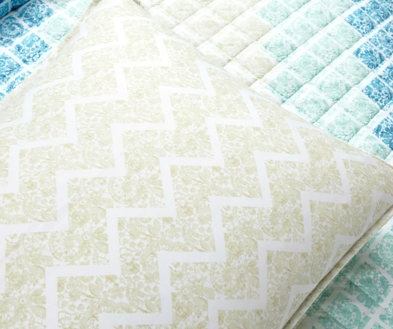 Blue & Navy Medallion Ombre Full/Queen 3-Piece Quilt Set - Image 6