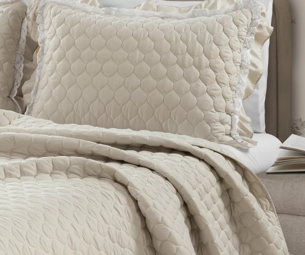 Ella Beige Ruffle & Lace-Trim Full/Queen 3-Piece Quilt Set - Image 3