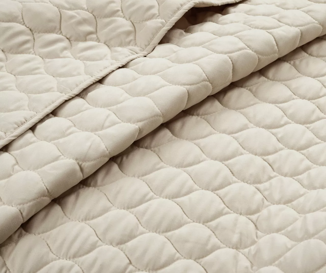 Ella Beige Ruffle & Lace-Trim Full/Queen 3-Piece Quilt Set - Image 4
