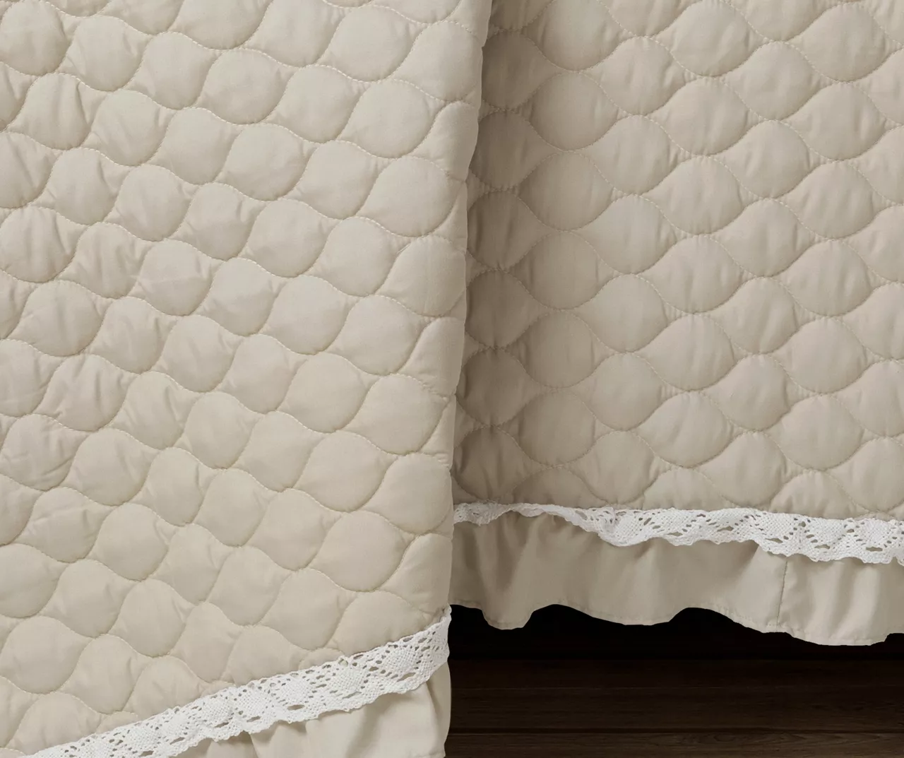 Ella Beige Ruffle & Lace-Trim Full/Queen 3-Piece Quilt Set - Image 5